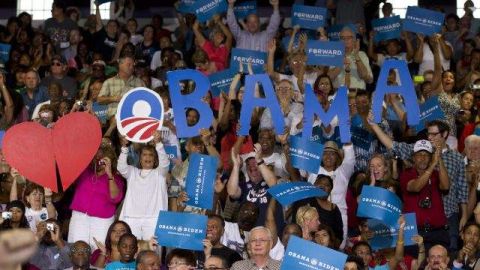 En los próximos días, los votantes empezarán a ver un anuncio en las pantallas de los pabellones donde Obama dé algún mitin, instándoles a contribuir en la reelección.