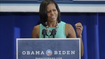 La primera dama estadounidense Michelle Obama pide ayuda y apoyos al presidente Obama, en un encuentro en Florida.