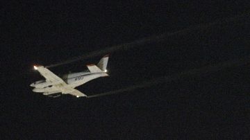 Un avión realiza el proceso de fumigación aérea en Dallas.