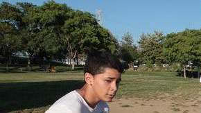 El equipo de fútbol juvenil tiene que contentarse con jugar sobre el terreno lleno de desniveles.