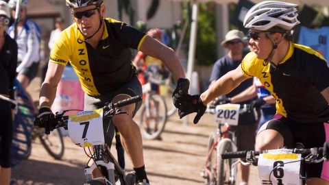 Armstrong ha realizado trabajos humanitarios para luchar contra el cáncer que él mismo padeció.