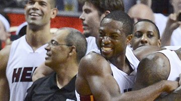El escolta Dwyane Wade y su compañero de equipo, el alero LeBron James.