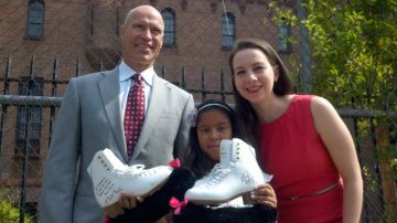 La niña patinadora Natalia Rodríguez junto a la leyenda del hockey de los New York Rangers, Mark Messier y la campeona olímpica Sarah Hughes.
