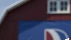 El aspirante republicano ironizaba así sobre la polémica surgida desde algunos sectores conservadores que cuestionan la autenticidad del certificado de nacimiento de Obama.