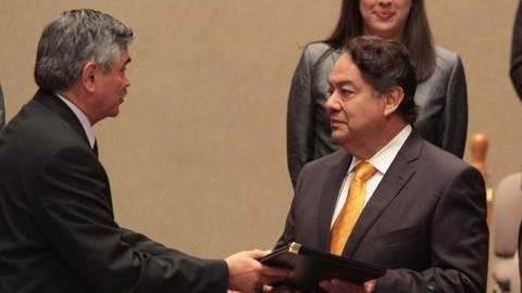 El consejero presidente del IFE, Leonardo Valdés Zurita, entregó ayer constancias de los legisladores electos durante una sesión extraordinaria.
