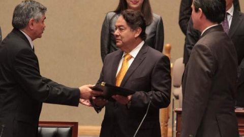 El consejero presidente del IFE, Leonardo Valdés Zurita, entregó ayer constancias de los legisladores electos durante una sesión extraordinaria.