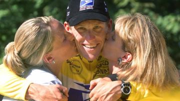 El ciclista estadounidense Lance Armstrong es besado por su esposa Kristin (izq) y su madre Linda tras ganar el Tour de Francia de 1999.