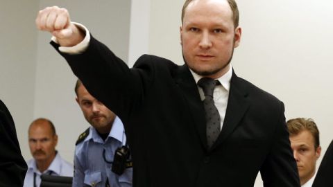 Anders Behring Breivik a su llegada al tribunal, ayer.