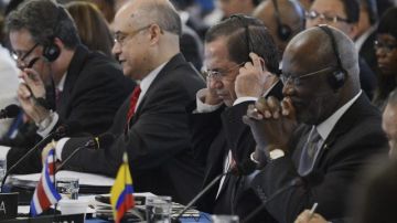 El ministro ecuatoriano de Exteriores, Ricardo Patiño, (2-d), participa en la reunión de consulta de cancilleres de la Organización de Estados Americanos (OEA).