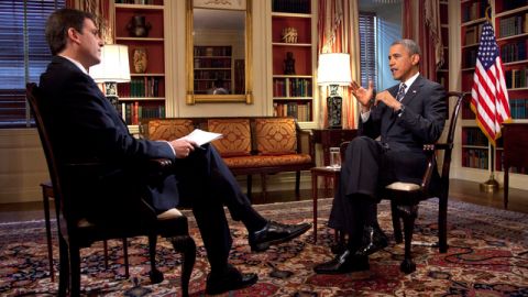 El presidente Obama habla en una entrevista a Bell Feller, de la AP, en la Casa Blanca, el jueves.