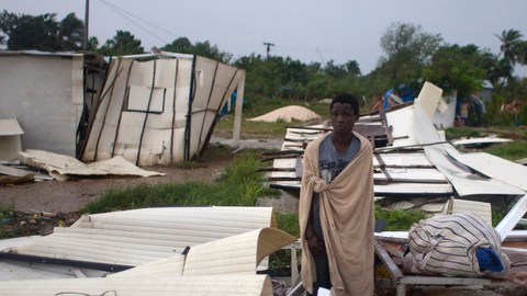 Puerto Príncipe fue una de las zonas más afectadas tras el paso de Isaac en Haití donde destruyó varias viviendas en el refugio por el terremoto del 2010 que destruyó varias partes del país y dejó miles de muertos.