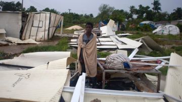 Puerto Príncipe fue una de las zonas más afectadas tras el paso de Isaac en Haití donde destruyó varias viviendas en el refugio por el terremoto del 2010 que destruyó varias partes del país y dejó miles de muertos.