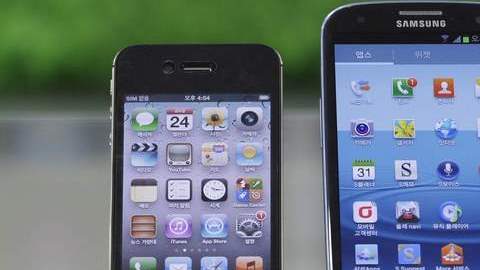 Samsung habría robado  tecnología de Apple para fabricar y vender teléfonos multifuncionales con el programa operativo Android.