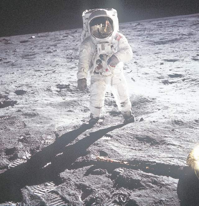Foto del histórico momento en que el astronauta Neil Armstrong, que murió ayer,quien se convirtió en el primer hombre en pisar la Luna el 20 de julio de 1969.
