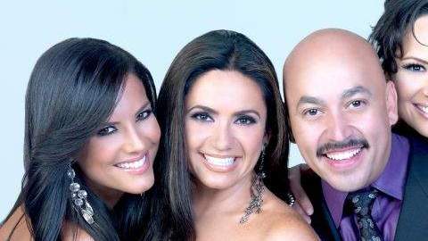 Lupillo Rivera rodeado de Gaby Spino (izq.), Penélope Menchaca y Samia (der.), que forman parte del nuevo programa concurso de imitadores 'Yo me llamo'.