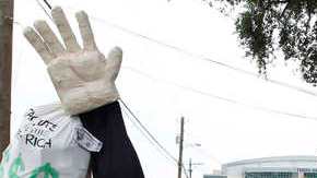 Integrantes del grupo Ocuppy caricaturizan a Mitt Romney y se pasean por los alrededores de la convención con un cabezudo.