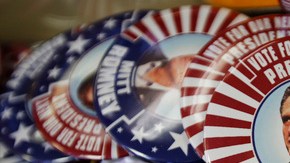 Botones alegóricos a la candidatura de Mitt Romney que serán repartidos durante las actividades.