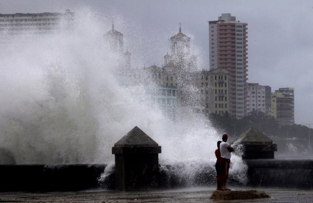 Altas olas rompen en el Malecón de La Habana, durante el paso de la tormenta tropical Isaac, ayer.