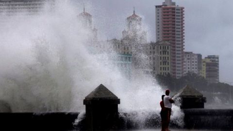 Altas olas rompen en el Malecón de La Habana, durante el paso de la tormenta tropical Isaac, ayer.
