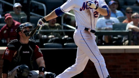 Ike Davis (der.), de los Mets, conecta su decisivo cuadrangular en la novena entrada del juego de ayer. Observa el receptor de los Astros Chris Snyder.