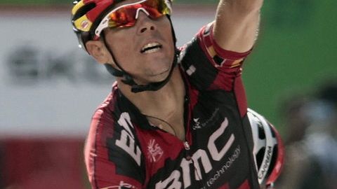 El belga Philippe Gilbert cruza victorioso la meta en la etapa de ayer.