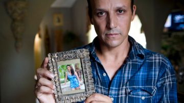 Desde que su esposa Sandra Payes fue deportada a Guatemala en 2010,  Rony Molina ha luchado solo para sacar adelante a sus tres hijos en Connecticut.
