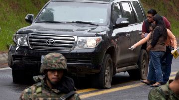 Vehiculo diplomático y blindado en el que viajaban agentes de EEUU que fue tiroteado por policías federales mexicanos.