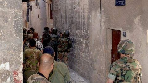 Soldados del Ejército sirio patrullando una calle en el área de Seif El Dawlah, provincia de Aleppo, el sábado.