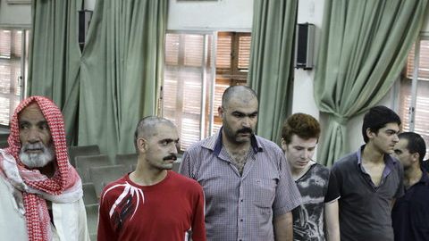 Siria ha concedido una amnistía general para los acusados de delitos cometidos en últimos disturbios; aquí, algunos de los liberados.
