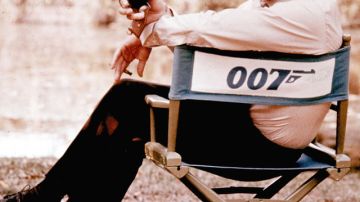 Roger Moore (der), uno de los más populares Agente 007,  halagó el trabajo de Daniel Craig (izq).