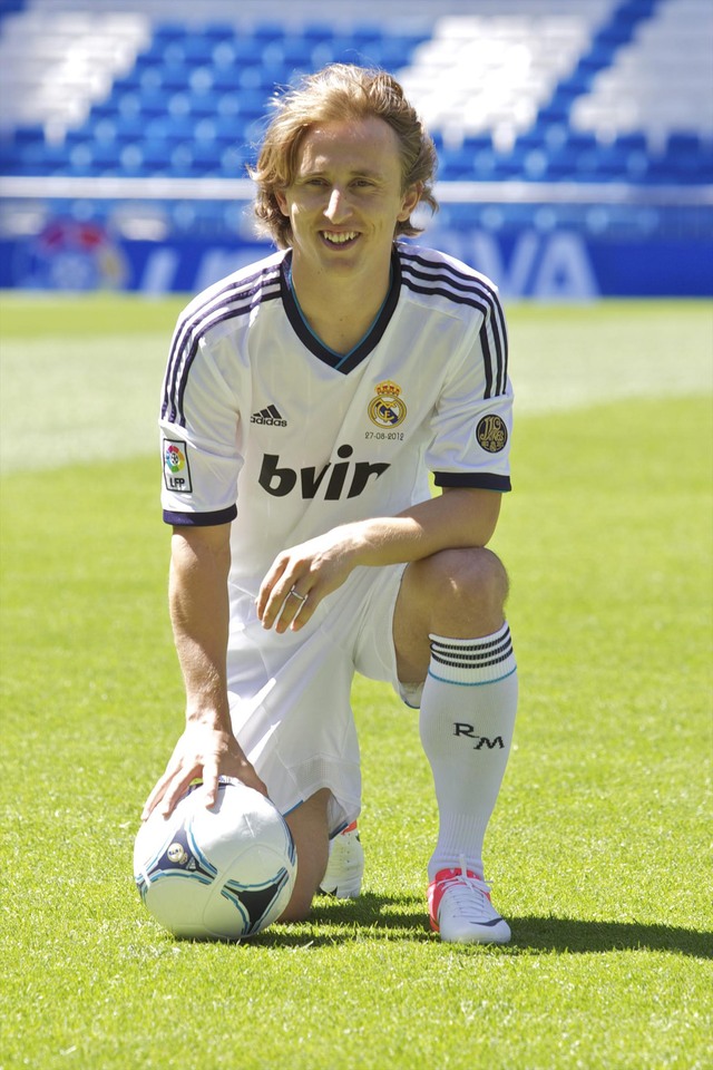 El croata Luka Modric al estrenar ayer su uniforme madrlleño.