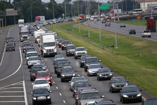 Una línea de tráfico se extiende por la autopista 10 en dirección hacia Baton Rouge, debido a que muchos residentes abandonan el área de Nueva Orleáns por llegada de 'Isaac".