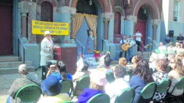 Carmen Villegas, líder del movimiento por la reapertura de una iglesia en El Barrio, se dirige a feligreses en el acto por Ada María Isasi Díaz.