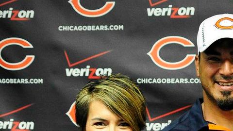Liz Liz, el jugador de los Osos de Chicago Roberto Garza y el ‘Pitufo’ en el anuncio de la transmisión de todos los partidos en español por La Ley 107.9 FM.