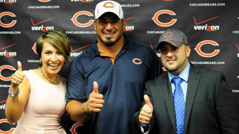 Liz Liz, el jugador de los Osos de Chicago Roberto Garza y el ‘Pitufo’ en el anuncio de la transmisión de todos los partidos en español por La Ley 107.9 FM.