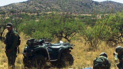 Miembros de la Patrulla Fronteriza realizan un simulacro  en la peligrosa zona que es muy transitada por los narcos.