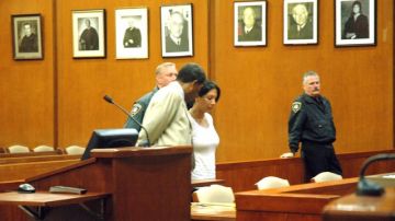 Bárbara Nieto, junto a su abogado, Christopher Renfroe, en el tribunal.