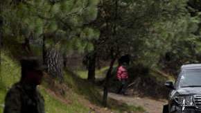 Personal militar custodia el vehículo de la embajada de Estados Unidos en México, después de que fuera atacado.