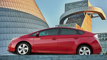 El rey de los vehículos híbridos a nivel mundial, el Prius de Toyota, sufre una ligera transformación para la versión 2012.