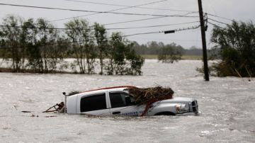 Un auto quedó completamente sumergido en una calle de Louisiana, luego del paso de la tormenta tropical 'Isaac'.