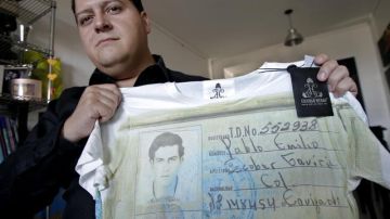 El documento de identidad del narcotraficante colombiano Pablo Escobar, sus tarjetas de crédito y un certificado de antecedentes penales aparecen estampados en una colección de ropa creada por su hijo con la que asegura, frente a las críticas, que quiere invitar a "no repetir su historia". La colección "Poder Poder" fue elaborada por "Escobar Henao", la marca textil creada a principios de 2012 por su hijo, Sebastián Marroquín (en la foto).