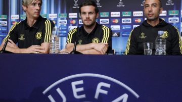 Desde la izquierda, los jugadores Fernando Torres, Juan Mata y el entrenador Roberto Di Matteo durante la presentación del Chelsea ayer.