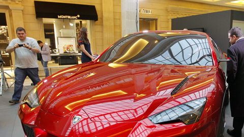 El Lamborghini 'Urus' y el todoterreno Hunter expuestos en el Salón Internacional del Automóvil en Moscú.