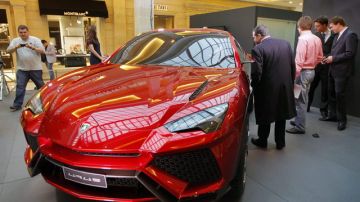 El Lamborghini 'Urus' y el todoterreno Hunter expuestos en el Salón Internacional del Automóvil en Moscú.