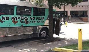 En varias de las paradas que hace el bus, el grupo desarrolla protestas frente a oficinas de alguaciles, jefaturas de policía o cortes de inmigración.