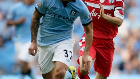 Carlos Tevez (izq), del Manchester City, controla el balón ante la marca de Park Ji-Sung, de Queens Park Rangers.