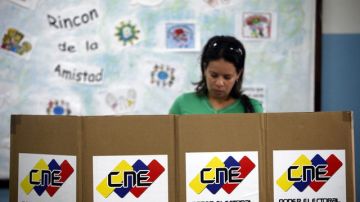Venezolanos participan en un centro de votación en simulacro electoral.