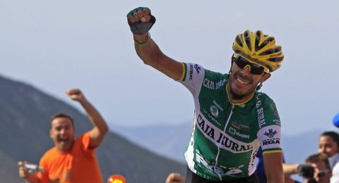 El ciclista del Caja Rural Antonio Piedra cruza victorioso la meta al ganar la decimoquinta etapa de la Vuelta Ciclista a España disputada ayer.