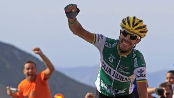 El ciclista del Caja Rural Antonio Piedra cruza victorioso la meta al ganar la decimoquinta etapa de la Vuelta Ciclista a España disputada ayer.