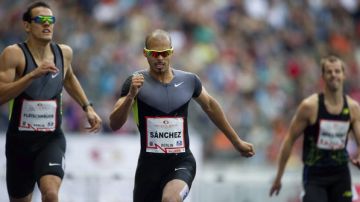 Félix Sánchez (centro) rumbo a su victoria de ayer en los 400 metros con vallas.